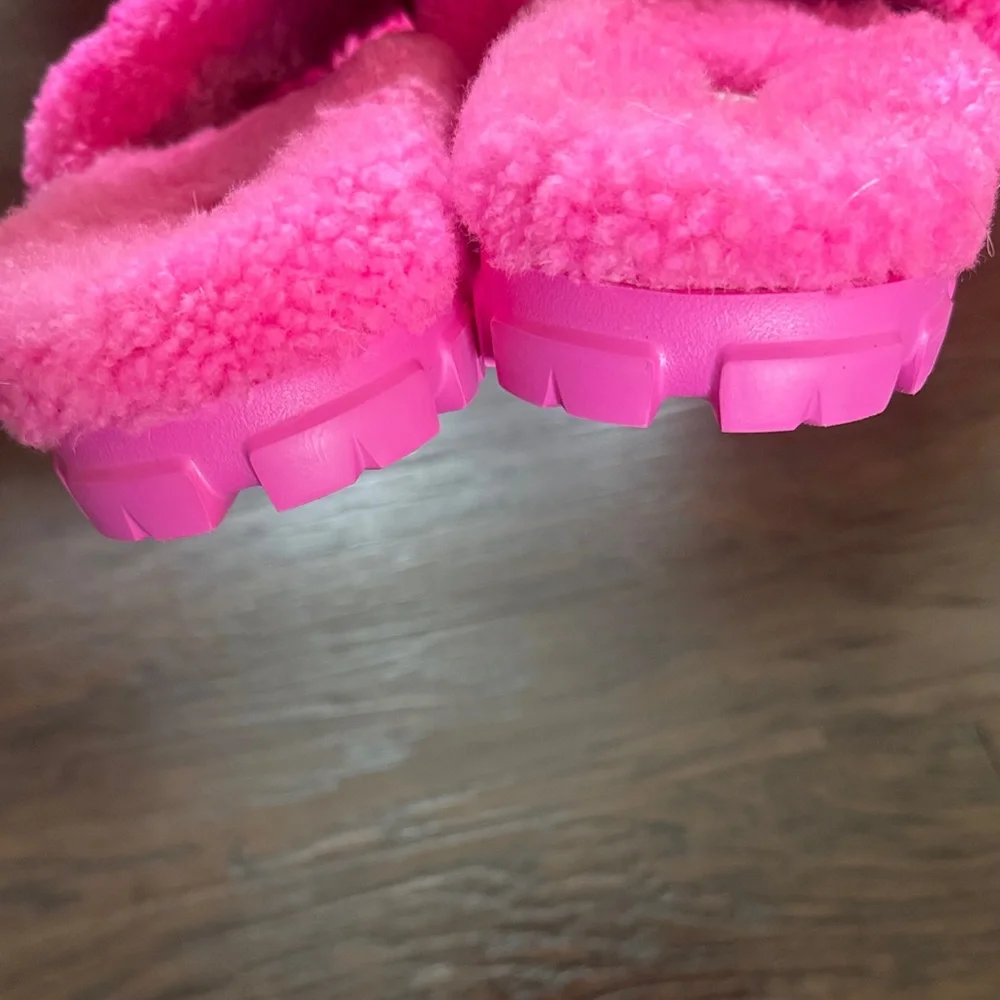 UGG Hot Pink Fluff Slide Slippers, Like New, Sz 8 - Picture 9 of 11